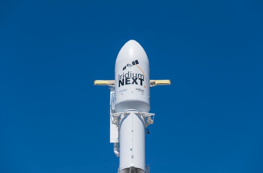 Vista del Falcon 9 en posición vertical en la plataforma de lanzamiento SpaceX.