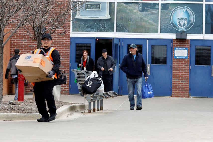 A causa del coronavirus trabajadores abandonan la planta de la Chrysler, luego del acuerdo de cerrar todas las plantas como precauci&oacute;n, el 18 de marzo de 2020 en Detroit, Michigan.