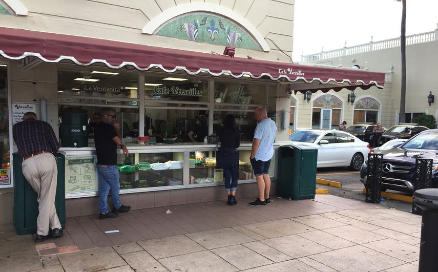 Vista parcial de la cafeter&iacute;a del Versailles, con menos afluencia de clientes.