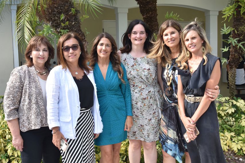 Olga Ramudo, Carme Hortalá, Mónica Vázquez, junto a Begoña Vizcaíno, Alma Miller y Cristina Valcarce.