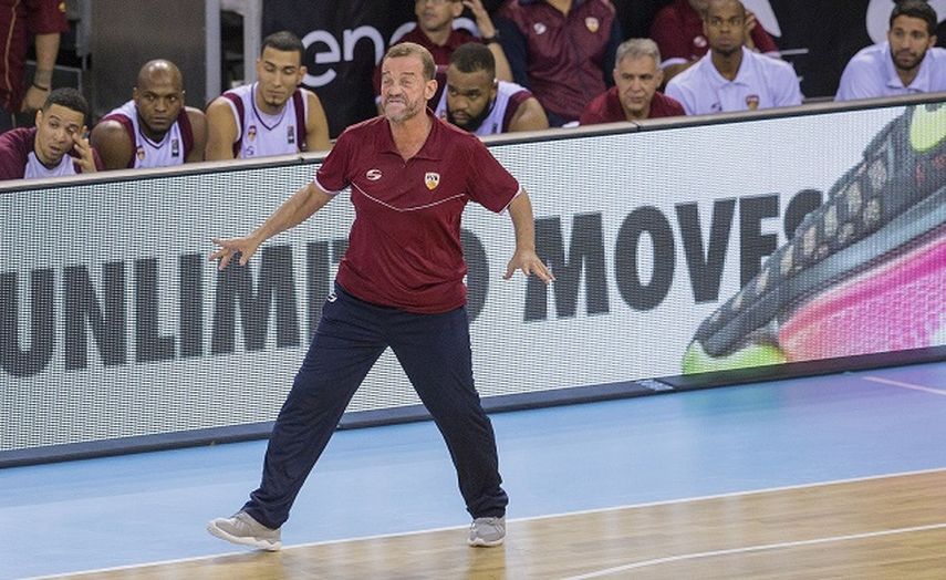 El director técnico de Venezuela, Néstor Che García, confía que la preparación del plantel pueda arrojar buenos resultados. (TWITTER/@FVBaloncesto)