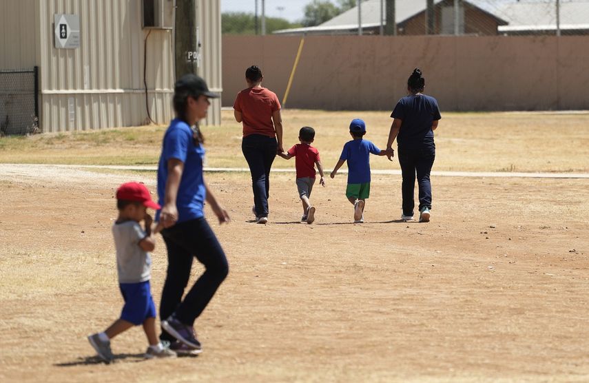 Inmigrantes que tratan de conseguir asilo en EEUU caminan en el centro de detención Centro Residencial para Familias South Texas, el viernes 23 de agosto del 2019, en Dilley, Texas.&nbsp;
