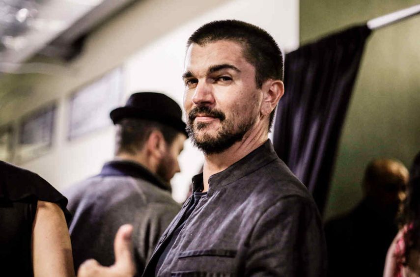 El colombiano interpreta a viva voz la canción Tonada de luna llena, del  célebre cantante, músico, compositor y poeta venezolano Simón Díaz.