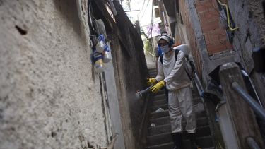 Un trabajador del servicio de agua desinfecta la favela de Turano en un esfuerzo por frenar la propagaci&oacute;n del nuevo coronavirus en R&iacute;o de Janeiro, el martes 9 de junio de 2020.
