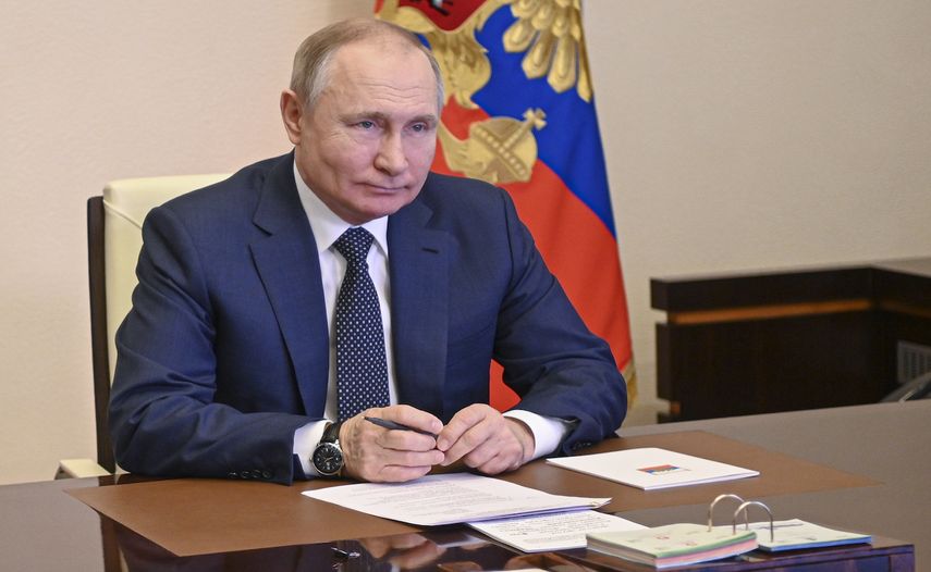 El gobernante ruso Vladimir Putin participa en el lanzamiento de un nuevo ferry a través de una conferencia telefónica en la residencia Novo-Ogaryovo en las afueras de Moscú, Rusia, el viernes 4 de marzo de 2022.