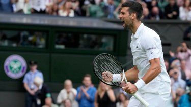Novak Djokovic festeja tras derrotar a Andrey Rublev en las semifinales de Wimbledon, el martes 11 de julio de 2023, en Londres.