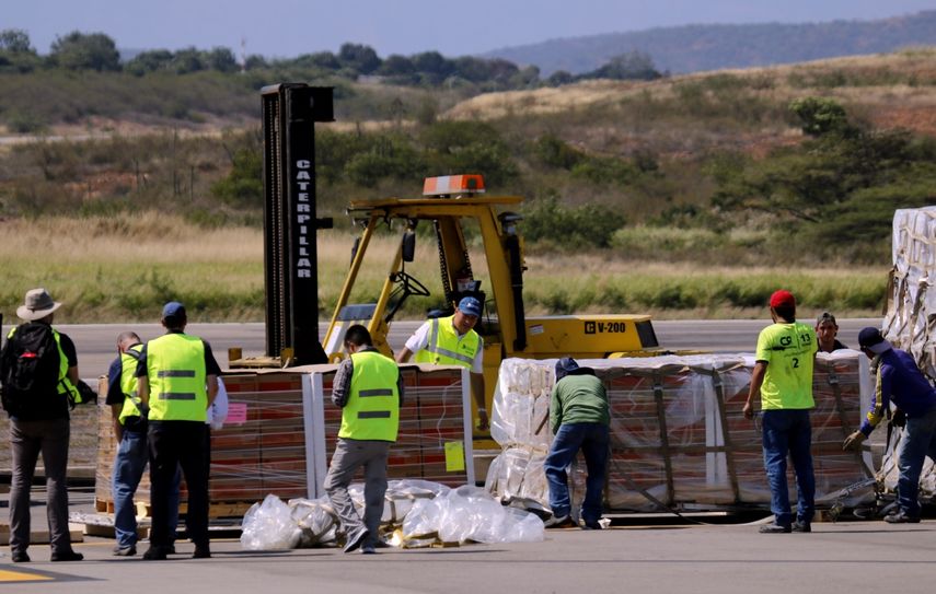 Trabajadores descargan las ayudas del primero de tres aviones de carga C-17 de la Fuerza Aérea de Estados Unidos que aterrizó este sábado en el aeropuerto Camilo Daza de Cúcuta (Colombia), con ayuda humanitaria para Venezuela procedente de la base aérea de Homestead, en el sur de Miami.