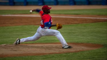Yoanni Yera Montalvo, lanzador de la selección de Cuba, entrena en el Estadio Latinoamericano de La Habana, el martes 18 de mayo de 2021&nbsp;