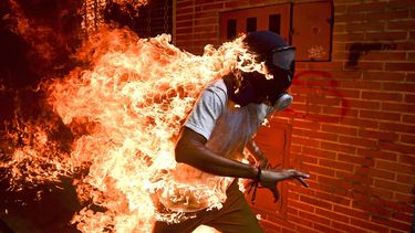 Imagen ganadora del World Press Photo 2018, capturada por el fotoperiodista venezolano&nbsp;Ronaldo&nbsp;Schemidt.&nbsp;