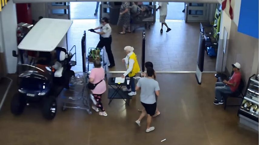 Captura de un video de vigilancia de Walmart publicado en la cuenta de YouTube de la&nbsp;Oficina del Alguacil del Condado Hillsborough,&nbsp;HCSOSheriff.