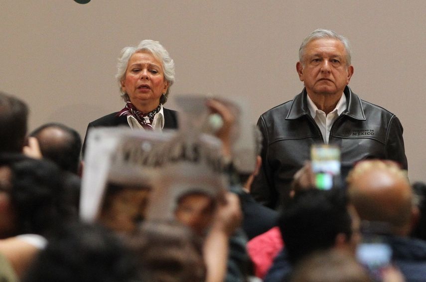 El presidente de México, Andrés Manuel López Obrador, (der.), acompañado de la secretaria de Gobernación, Olga Sánchez Cordero, durante un acto en Ciudad de México el 24 de marzo de 2019.