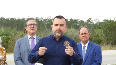 Comisionado de Miami Beach Alex Fernandez toma la palabra en un evento.&nbsp;