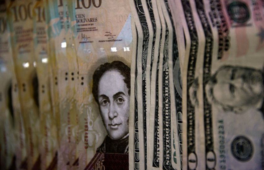 Los venezolanos ven ante sus ojos la subida descontrolada del valor del dólar. (CORTESÍA) 