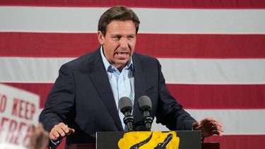 El gobernador republicano de Florida, Ron DeSantis, habla en Hialeah