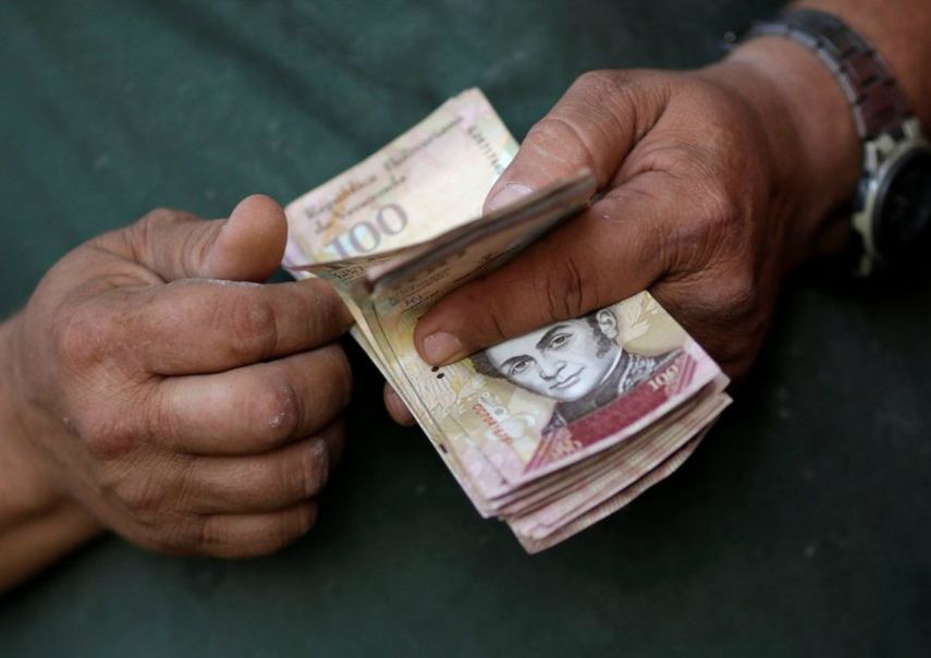 Venezuela ya ha registrado al menos dos crisis por efectivo en los  últimos meses, la más grave ocurrió luego de que Nicolás Maduro ordenase retirar en tres  días el billete de 100 bolívares.