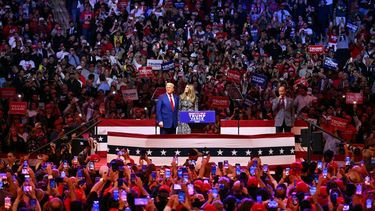 Vista de miles de asistentes en el Madison Square Garden lleno en su totalidad en el mitin de campaña de Trump, su esposa e hijos, líderes republicanos y otros oradores.