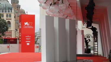 Trabajadores instalan luces en la alfombra roja de la 77ma edición del Festival de Cine de Venecia en el Lido de Venecia, Italia.