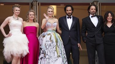 Julianne Forde, de izquierda a derecha, Ruth Treacy, Maria Bakalova, el director Ali Abbasi, Sebastian Stan y Amy Baer posan a su llegada al estreno de la película The Apprentice en el 77º festival internacional de cine de Cannes, en el sur de Francia, el 20 de mayo de 2024.
