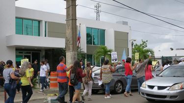 Fotografía de archivo de una protesta frente a las oficinas del Departamento de Educación en Puerto Rico por la escuelas cerradas tras el huracán María.