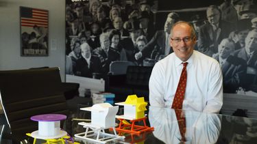 Dan Gelber, alcalde de Miami Beach, en su despacho.