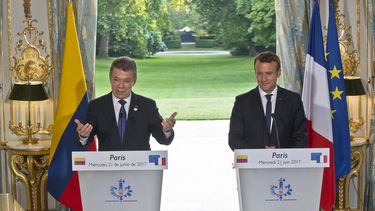 El presidente francés Emmanuel Macron (d) participa con el presidente de Colombia, Juan Manuel Santos, (i) en rueda de prensa conjunta, en el Palacio del Elíseo.