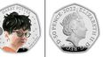 Una combinación de fotografías publicadas por Royal Mint el 20 de octubre de 2022 muestra ambos lados de una moneda oficial de 50 peniques con obras de arte diseñadas por Ffion Gwillim que muestran a Harry Potter y la difunta reina Isabel II de Gran Bretaña para celebrar los 25 años desde que Harry Potter y el filósofo Piedra de J.K. Rowling fue publicado por primera vez en el Reino Unido en 1997 por Bloomsbury Publishing.