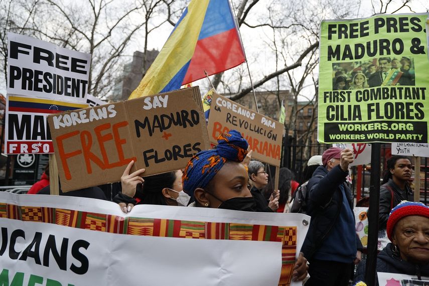 Partidarios del derrocado dictador venezolano Nicolás Maduro protestan frente al Tribunal Federal Daniel Patrick Moynihan en la ciudad de Nueva York el 26 de marzo de 2026. &nbsp;