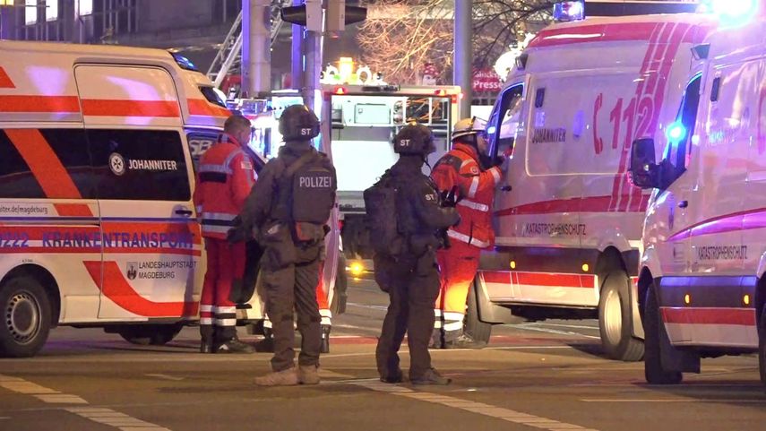 La policía y las ambulancias se encuentran junto al mercado navideño, donde un coche chocó contra una multitud hiriendo a entre 60 y 80 personas, según un portavoz del servicio de rescate local, el 20 de diciembre de 2024 en Magdeburgo, en el este de Alemania.&nbsp;