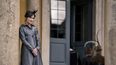 En esta imagen difundida por Netflix, Dakota Johnson en una escena de Persuasion.