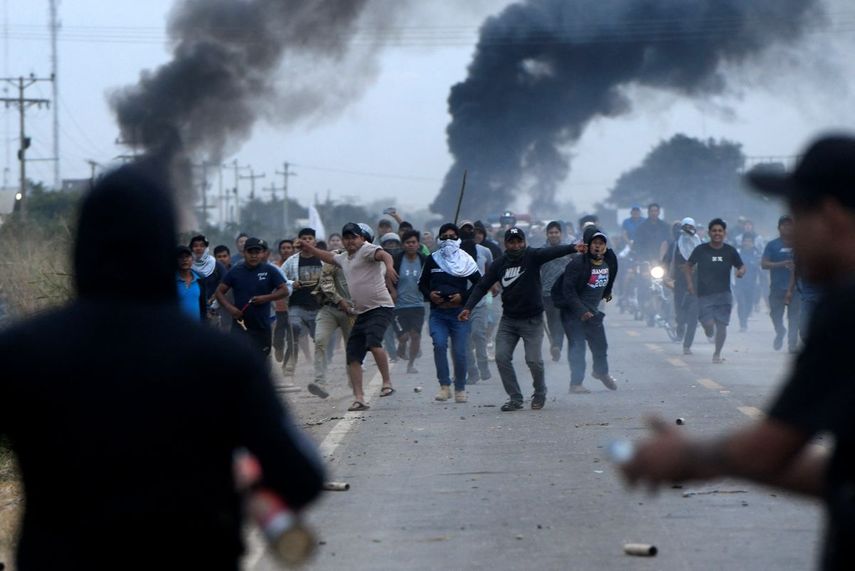 Manifestantes antigubernamentales se enfrentan a policías y civiles durante un operativo para despejar un bloqueo vial en San Julián, departamento de Santa Cruz, Bolivia, el 6 de junio de 2026