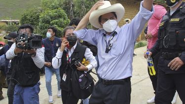 En esta foto difundida por la agencia de noticias peruana Andina, el candidato presidencial del partido Perú Libre, Pedro Castillo, saluda a los simpatizantes después de emitir su voto en las elecciones generales en Cajamarca, Perú, el domingo 11 de abril de 2021.&nbsp; 