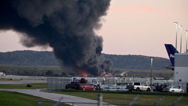 La foto muestra humo y las llamas elevándose tras el accidente de un avión de carga de UPS fuera del Aeropuerto Internacional de Louisville en Louisville, Kentucky, el 4 de noviembre de 2025.
