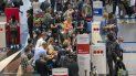 Decenas de personas hacen fila para tomar un vuelo de Air France a París en el aeropuerto internacional Tambo en Johannesburgo, Sudáfrica, el viernes 26 de noviembre de 2021. Decenas de personas hacen fila para tomar un vuelo de Air France a París en el aeropuerto internacional Tambo en Johannesburgo, Sudáfrica, el viernes 26 de noviembre de 2021.