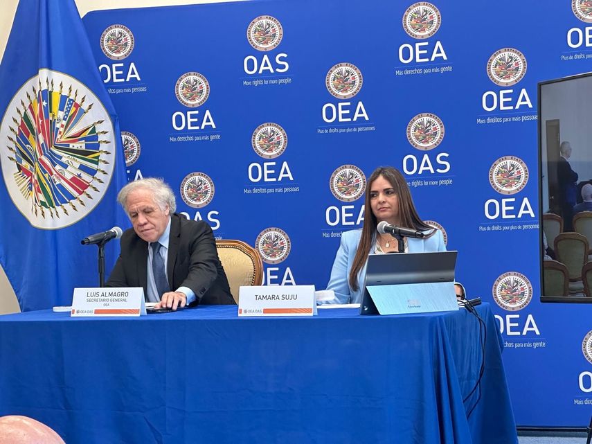 El secretario general de la OEA, Luis Almagro, en compañía de la directora del Centro CASLA, Tamara Sujú, presentando el informe anual sobre la “Crímenes de Lesa Humanidad 2023-2024”, ejecutado por el régimen venezolano.