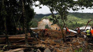 Equipos de rescatistas buscan sobrevivientes entre los restos de un enorme alud de tierra provocado por la lluvia en el poblado de Quejá, en Guatemala, el sábado 7 de noviembre de 2020, tras el paso de la tormenta tropical Eta.&nbsp;