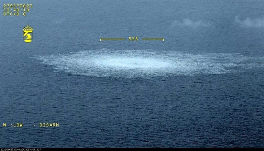 En esta imagen proporcionada por la Guardia Costera sueca, la fuga de gas en el Mar Báltico de Nord Stream fotografiada desde el avión de la Guardia Costera el miércoles 27 de septiembre de 2022. Se informó una cuarta fuga en las tuberías de Nord Stream en el sur de Suecia. Anteriormente, se habían informado tres fugas en los dos oleoductos submarinos que van desde Rusia a Alemania.&nbsp;&nbsp;