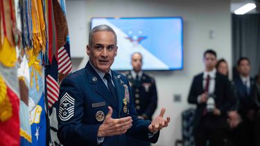 El Comandante del Componente de Servicio hablando durante la presentación de la DDSM.