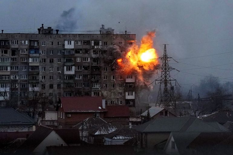 Esta fotografía muestra una explosión en un edificio de apartamentos luego de un ataque por parte del ejército ruso en Mariúpol, Ucrania, el viernes 11 de marzo de 2022. 