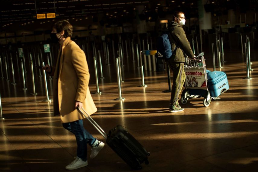 Viajeros con mascarillas caminan por el aeropuerto internacional de Zaventem, en Bruselas.