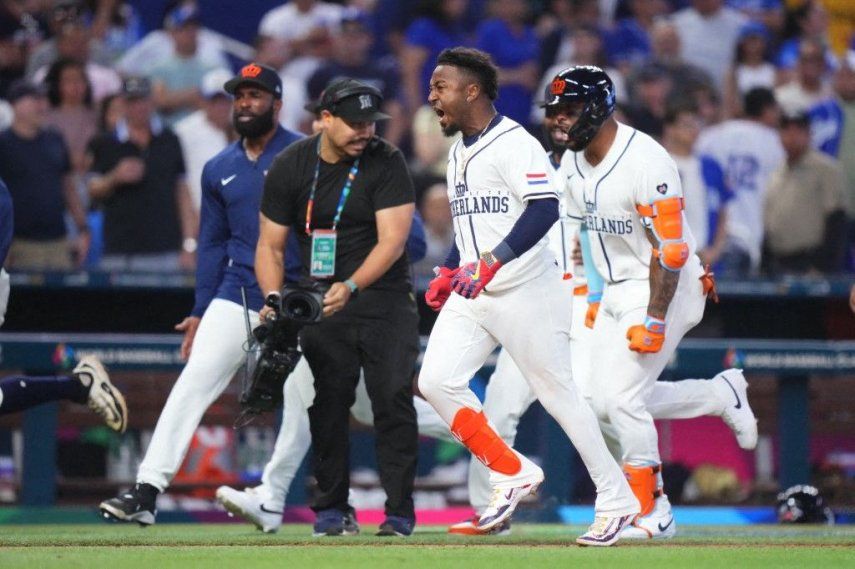 Ozzie Albies, número 1 de la selección holandesa, recorre las bases tras conectar un jonrón contra la selección nicaragüense durante la novena entrada de un partido del Grupo D del Clásico Mundial de Béisbol 2026 en el LoanDepot Park el 7 de marzo de 2026 en Miami, Florida.&nbsp;