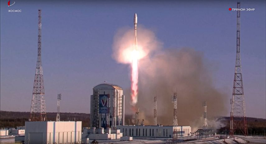 En esta imagen de un video en vivo difundido por Roscosmos, un cohete Soyuz despega de un sitio de lanzamiento el martes 5 de noviembre de 2024, en el cosmódromo de Vostochny, en el oriente de Rusia. Su cargamento incluye dos satélites construidos por Irán.