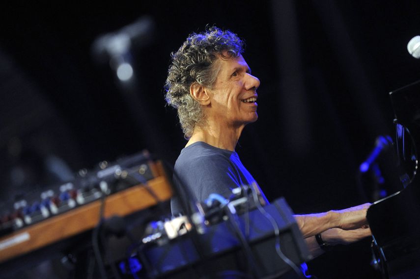 En esta foto de archivo tomada el 20 de julio de 2013, la pianista estadounidense Chick Corea actúa en el escenario del 37° Festival de Jazz de Vitoria en la ciudad vasca de Vitoria, en el norte de España.