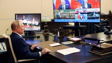 El presidente ruso Vladimir Putin participa en una ceremonia virtual para develar una planta nuclear en China junto con el presidente chino Xi Jinping vía videoconferencia en la residencia de Novo-Ogaryovo, en las afueras de Moscú, el miércoles, 19 de mayo del 2021.&nbsp; 