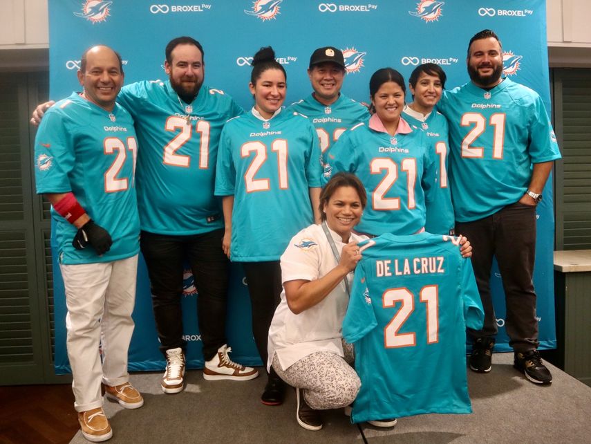 La chef dominicana Dayanny de la Cruz dirige un grupo de magos de la cocina en el Hard Rock Stadium