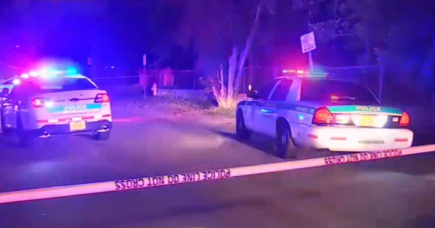 Un hombre hispano le disparó varias veces a otro hombre en un área de casas móviles en el suroeste de Miami. 