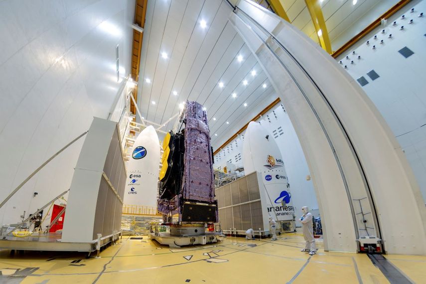 La Agencia Espacial Europea, se ve el Telescopio Espacial James Webb de la NASA durante su instalación en el cohete Ariane 5 que lo pondrá en órbita desde la Plataforma Espacial Europea en la Guyana Francesa.