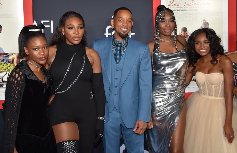 La actriz Demi Singleton, la tenista estadounidense Serena Williams, el actor estadounidense Will Smith, la tenista estadounidense Venus Williams y la actriz Saniyya Sidney asisten al estreno en AFI Fest de 
