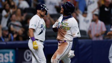 El dominicano Wander Franco, de los Rays de Tampa Bay, celebra después de anotar contra los Guardianes de Cleveland durante la séptima entrada de un partido de béisbol el viernes 11 de agosto de 2023 en St. Petersburg, Florida&nbsp;
