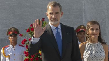 El rey de España, Felipe VI, saluda mientras la reina Letizia camina cerca de él, tras depositar una ofrenda floral a José Martí, el apóstol de la independencia de Cuba.