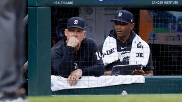 El mánager de los Tigres, A.J. Hinch (izquierda), junto con el coach de banca George Lombard durante un juego contra los Cerveceros, el 8 de junio de 2024.